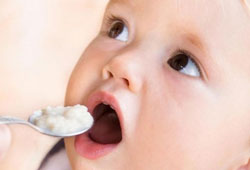 Bebeğe verilen katı gıdalar obezite yapıyor